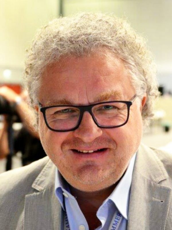 Portrait Sanitätsrat Dr. Bernhard Lenhard Portraitfoto von Sanitätsrat Dr. Bernhard Lenhard