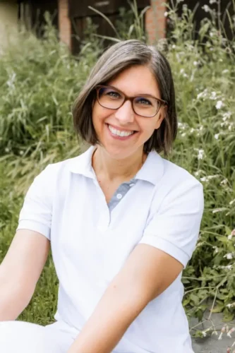 Dr. Verena Gall Portrait Dr. Verena Gall vor einer grünen Wiese